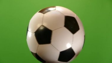 Futbol topu yeşil bir arka plan üzerinde dönüyor. Spor oyun Soker. Şampiyonlar Ligi. Dünya Şampiyonası. Hedef geçite.
