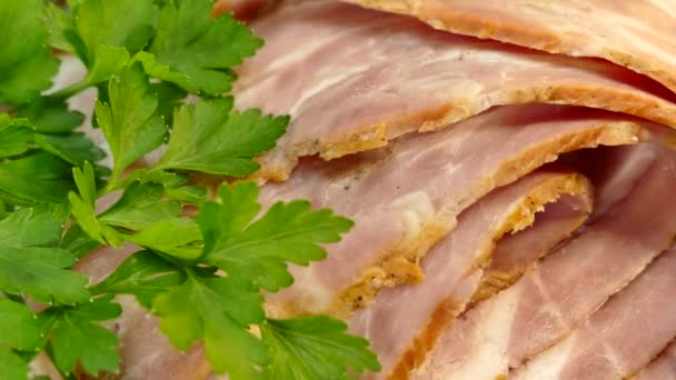 Bacon Skuret Skärbräda Med Greener Kött Middag Med Persilja — Stockvideo