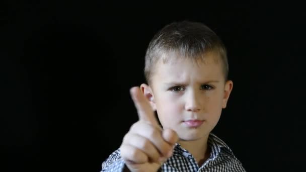 Jongen Zwaait Met Zijn Vinger Verbiedt Doen — Stockvideo