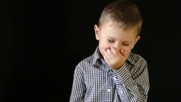 Der Junge Lacht Und Ist Scheu Karierten Hemd Auf Schwarzem — Stockvideo