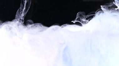 Siyah arkaplandaki sudaki beyaz ve pastel renkler güzel kombinasyonlar yapar. Sudaki beyaz boya patlaması..