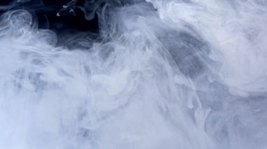 Siyah arkaplandaki sudaki beyaz ve pastel renkler güzel kombinasyonlar yapar. Sudaki beyaz boya patlaması.. 