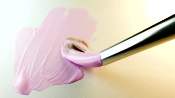ピンク色のペンキ 液体塗料の瓶に浸した芸術的なブラシ 水彩とアクリルで美しいアートワーク 絵にブラシを塗って背景を作る — ストック動画
