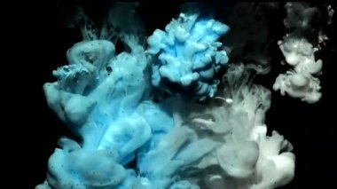 Renkli boya suyun içine çok güzel karıştırılmış. Siyah arka plandaki renkler. Kırmızı mavi yeşil. Sıvı renkli damla kaynar ve kıvrılır.