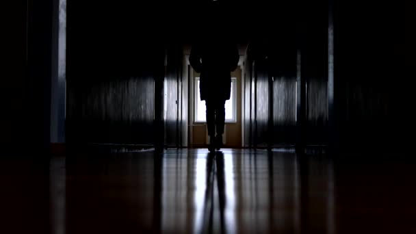 Homem Caminha Por Corredor Escuro Chutar Azulejo — Vídeo de Stock
