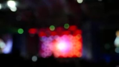 Sahne ışığı. Soffits müziğe parlıyor. Konserde renkli müzik. Bir rock grubunun performansı için ekipman.