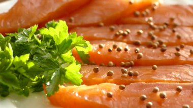 Tabakta somon filetosu dilimleri. 