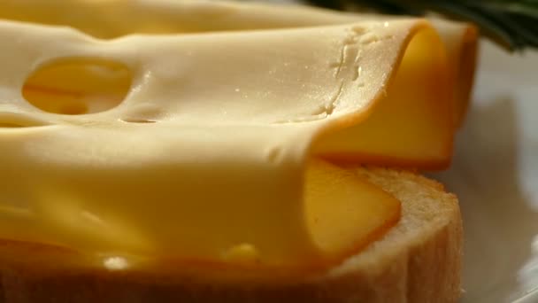 Fromage sur pain blanc au romarin. Fromage avec trous . — Video