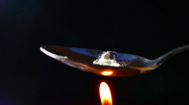 Ot pişiriyorum. Kaşığı eroinle ısıt. Şırıngaya sıvı ekle. İlaç ve zehir. Uyuşturucu bağımlıları için takılma yeri.