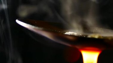 Ot pişiriyorum. Kaşığı eroinle ısıt. Şırıngaya sıvı ekle. İlaç ve zehir. Uyuşturucu bağımlıları için takılma yeri.
