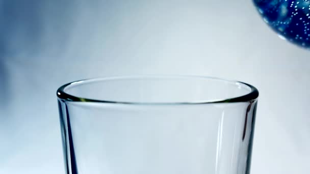 Μεταλλικό Νερό Από Μπουκάλι Χύνεται Ένα Ποτήρι Καθαρό Ζωντανό Νερό — Αρχείο Βίντεο