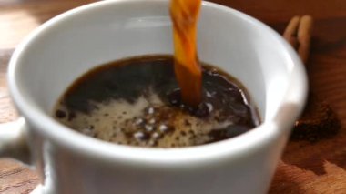 Taze yapılmış bir fincan kahve. Günaydın ferahlatıcı içecek. Köpüklü kahve doldurulur..