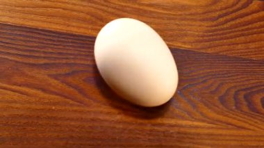 Tavuk yumurtası mutfak masasında dönüyor..