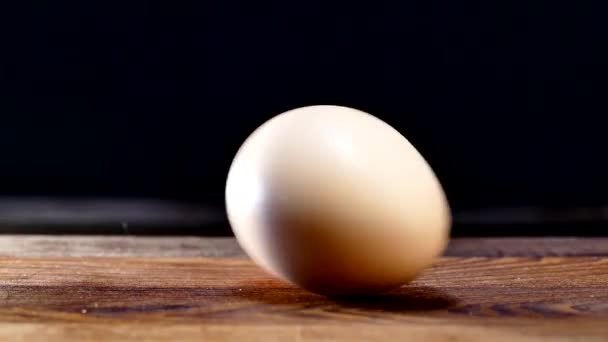 Ouăle Pui Învârte Masa Bucătărie Ouă Fierte Sau Crude Desfăcute — Videoclip de stoc
