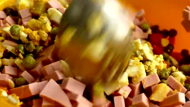 Lžíci směsi připravené salát ze zeleniny, vejci a hráškem. — Stock video