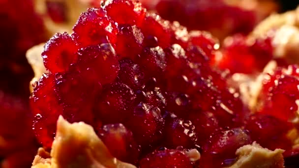 ポムグラネートの果物は粉々に砕かれている ポメグラネートの種子は プラッターの上に横たわっています カッティングボードにジューシーな赤いフルーツ 美しいザクロのパルプ — ストック動画
