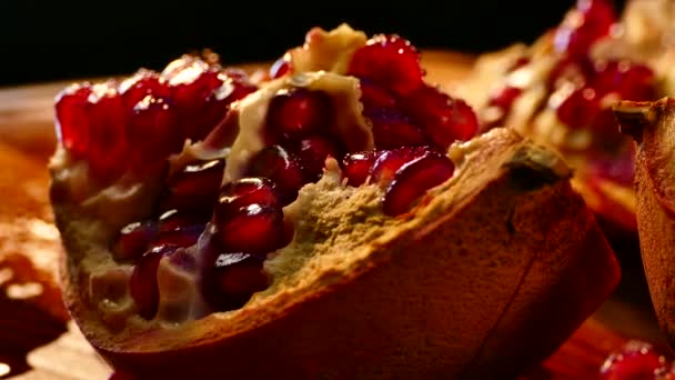 Nar Meyvesi Parçalara Ayrılır Nar Tohumları Bir Tabakta Yatıyor Kesme — Stok video