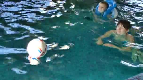 Mutter Mit Kindern Schwimmt Pool Wasser Planschen Und Spaß Haben — Stockvideo