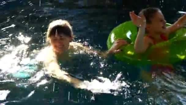 Maman Avec Des Enfants Nageant Dans Piscine Éclabousser Eau Amuser — Video