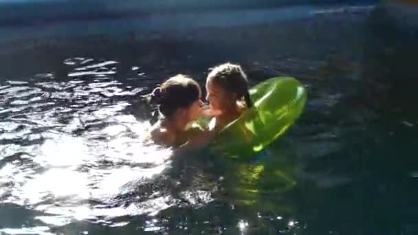 Mutter Mit Kind Schwimmt Pool Wasser Planschen Und Spaß Haben — Stockvideo