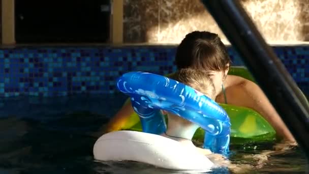 Mutter Mit Kind Schwimmt Pool Wasser Planschen Und Spaß Haben — Stockvideo