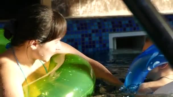 Mutter Mit Kind Schwimmt Pool Wasser Planschen Und Spaß Haben — Stockvideo