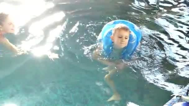 Mutter Mit Kind Schwimmt Pool Wasser Planschen Und Spaß Haben — Stockvideo