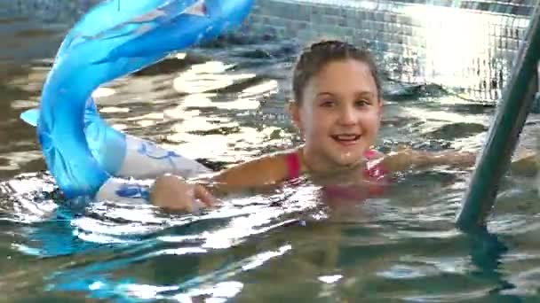Das Mädchen Schwimmt Pool Wasser Planschen Und Spaß Haben Wasser — Stockvideo