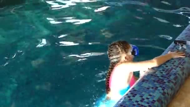 Das Mädchen Schwimmt Pool Wasser Planschen Und Spaß Haben Wasser — Stockvideo