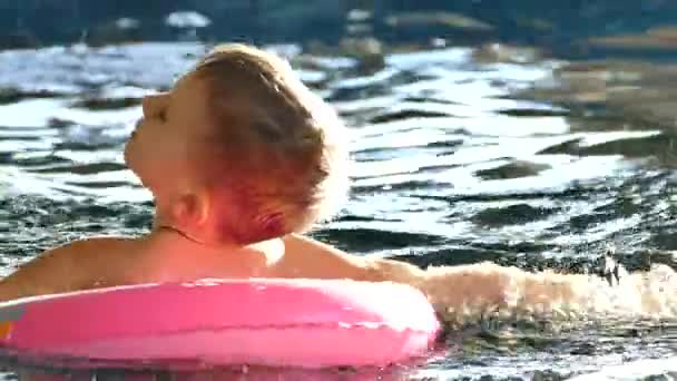 Der Junge Schwimmt Pool Wasser Planschen Und Spaß Haben Wasser — Stockvideo