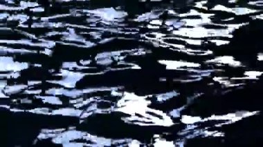 Güneş ışınları suya yansıyor..