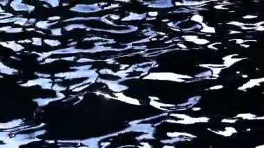 Güneş ışınları suya yansıyor..