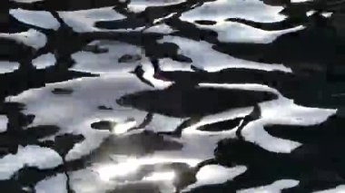 Güneş ışınları suya yansıyor..