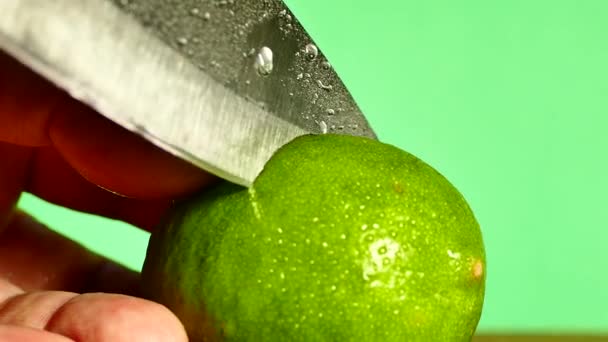 Limette Und Zitrone Mit Einem Messer Schneiden Und Den Zitronensaft — Stockvideo