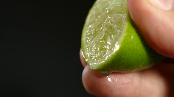 Limão Limão Cortados Com Uma Faca Espremer Suco Limão Com — Vídeo de Stock