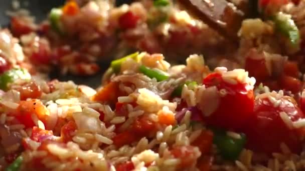 Büyük Bir Tavada Pilav Hazırla Bir Tabak Pirinç Sebze Buhar — Stok video