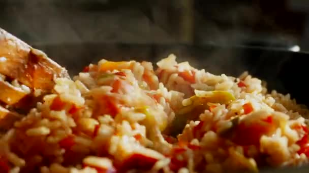 Przygotować Pilaf Dużej Patelni Naczynie Ryżem Warzywami Para Pochodzi Gorącego — Wideo stockowe