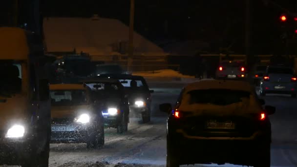 Κυκλοφορία Νύχτα Χιονισμένους Δρόμους Αυτοκίνητα Λάμπουν Προβολείς Στους Χειμερινούς Νυχτερινούς — Αρχείο Βίντεο