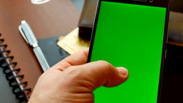 Akıllı Telefon Onların Elinde Tutulur Onu Kullanır Yeşil Arkaplanda Yeşil — Stok video