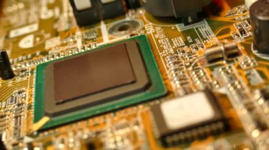 Bilgisayar tahtası. Geleceğin Elektronik Kontrol Kurulu Teknolojileri. Kondansatör ve işlemcili ana kart.
