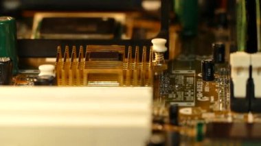 Bilgisayar tahtası. Geleceğin Elektronik Kontrol Kurulu Teknolojileri. Kondansatör ve işlemcili ana kart.