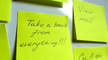 Kendinden yapışkanlı notlar bir beyaz tahta üzerinde. Her şeyi getirin. İş için görev listesi. Bir sürü iş ve görevler.