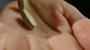 Vitaminler avucunun içine döküldü. Vitaminleri elinde tut. Doğal gıda takviyelerini kabul edin. Sağlıklı bir yaşam tarzı. Doktor ilaçları yazdı..