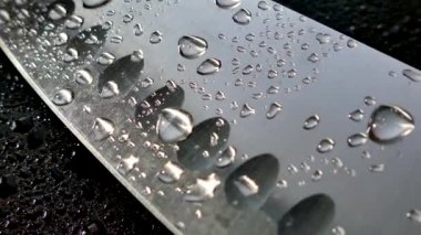 Şefin bıçak yakın çekim. Bıçak dövme. bıçak bıçak. Damla su akışı bir bıçak bıçak aşağı. Sebze kesme. Öğle yemeği yemek. Yansıma soğuk silahlar.