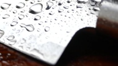 Şefin bıçak yakın çekim. Bıçak dövme. bıçak bıçak. Damla su akışı bir bıçak bıçak aşağı. Sebze kesme. Öğle yemeği yemek. Yansıma soğuk silahlar.