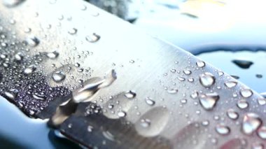 Şefin bıçak yakın çekim. Bıçak dövme. bıçak bıçak. Damla su akışı bir bıçak bıçak aşağı. Sebze kesme. Öğle yemeği yemek. Yansıma soğuk silahlar.