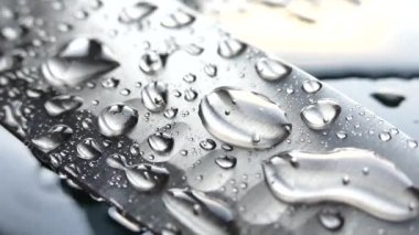 Şefin bıçak yakın çekim. Bıçak dövme. bıçak bıçak. Damla su akışı bir bıçak bıçak aşağı. Sebze kesme. Öğle yemeği yemek. Yansıma soğuk silahlar.