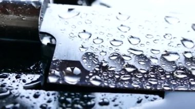 Şefin bıçak yakın çekim. Bıçak dövme. bıçak bıçak. Damla su akışı bir bıçak bıçak aşağı. Sebze kesme. Öğle yemeği yemek. Yansıma soğuk silahlar.