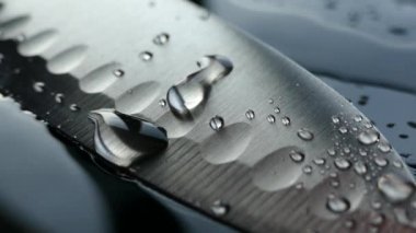 Şefin bıçak yakın çekim. Bıçak dövme. bıçak bıçak. Damla su akışı bir bıçak bıçak aşağı. Sebze kesme. Öğle yemeği yemek. Yansıma soğuk silahlar.