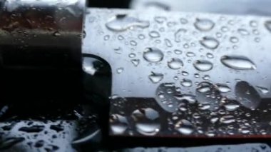 Şefin bıçak yakın çekim. Bıçak dövme. bıçak bıçak. Damla su akışı bir bıçak bıçak aşağı. Sebze kesme. Öğle yemeği yemek. Yansıma soğuk silahlar.